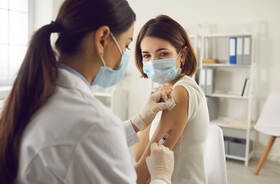Młoda kobieta szczepi się na COVID