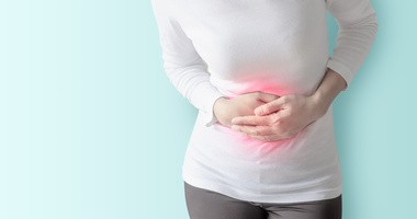Ból żołądka na czczo i po jedzeniu – dlaczego żołądek boli?
