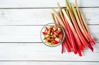 Rabarbar – wartości odżywcze, właściwości i przepisy z rabarbarem