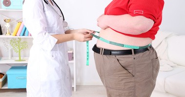 Otyły pacjnet jest mierzony przez dietetyka lub lekarza, który sprawdza obwód jego talii