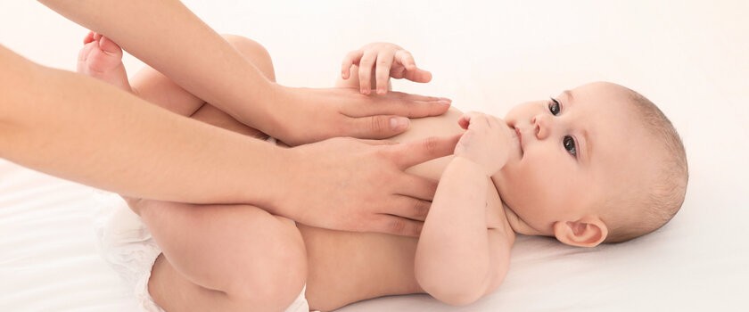 Masaż Shantala – na czym polega? Jakie korzyści przynosi masowanie niemowląt?