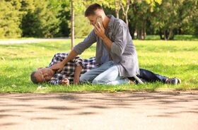 Nowa definicja pierwszej pomocy obejmuje także podanie leków ratujących życie.