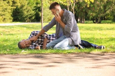Nowa definicja pierwszej pomocy obejmuje także podanie leków ratujących życie.