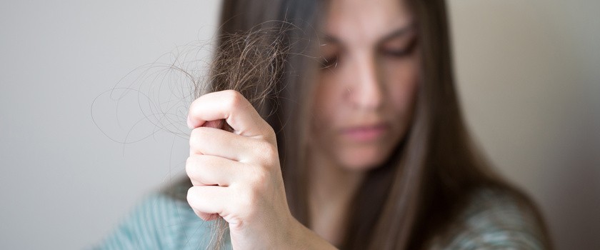 Łysienie poporodowe – jak długo trwa wypadanie włosów po ciąży i jak sobie z nim radzić?