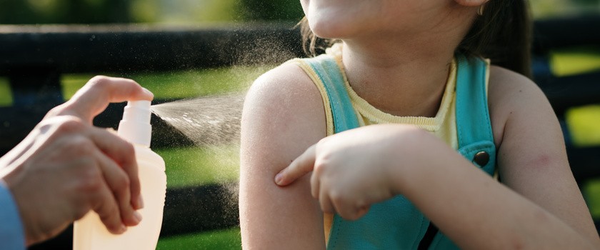Ukąszenia owadów u dzieci – objawy i pierwsza pomoc. Co stosować na ugryzione miejsca?