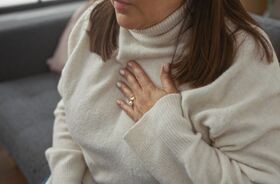 Kobieta cierpi na refluks, zgagę. Domowe sposoby na refluks, co na refluks.