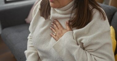 Kobieta cierpi na refluks, zgagę. Domowe sposoby na refluks, co na refluks.