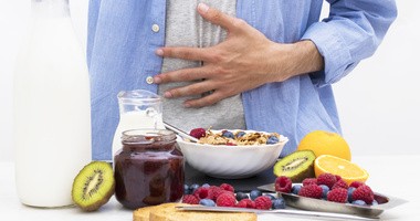 Dieta przy wzdęciach – co warto jeść, aby zmniejszyć wydzielanie gazów w jelitach?