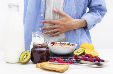 Dieta przy wzdęciach – co warto jeść, aby zmniejszyć wydzielanie gazów w jelitach?