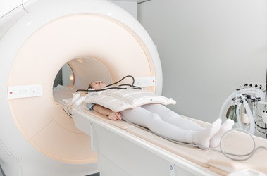 Tomografia komputerowa z pacjentem w nowoczesnej pracowni diagnostycznej