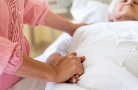 pieluchomajtki, jak zakładać pieluchomajtki, pieluchomajtki dla osoby leżącej, starsza osoba leżąca