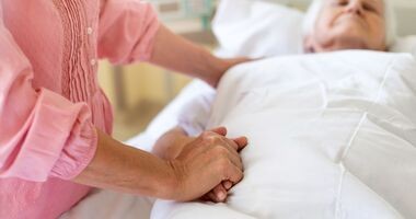 pieluchomajtki, jak zakładać pieluchomajtki, pieluchomajtki dla osoby leżącej, starsza osoba leżąca