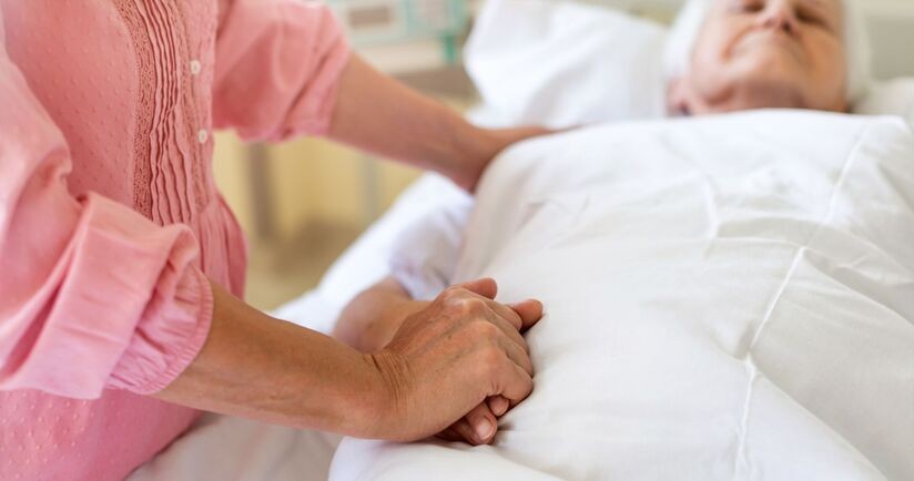 pieluchomajtki, jak zakładać pieluchomajtki, pieluchomajtki dla osoby leżącej, starsza osoba leżąca