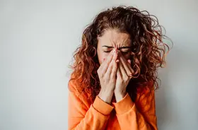 kobieta kaszle w dłonie