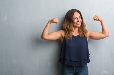 kobieta pokazuje muskuły