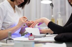 uczulenie na hybrydę, paznokcie hybrydowe uczelenie, alergia na manicure hybrydowy