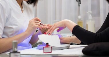 uczulenie na hybrydę, paznokcie hybrydowe uczelenie, alergia na manicure hybrydowy