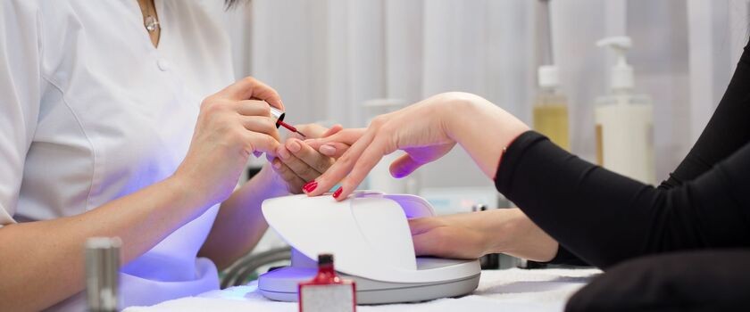 uczulenie na hybrydę, paznokcie hybrydowe uczelenie, alergia na manicure hybrydowy