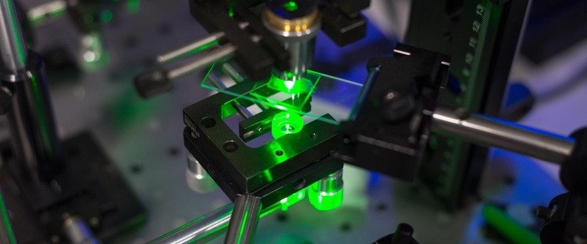 Laserowy mikroskop nowej generacji wykona operację