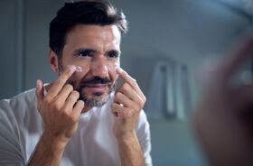 mężczyzna nakłada krem na twarz, męska pielęgnacja, kosmetyki dla mężczyzn, jakie męskie kosmetyki wybrać