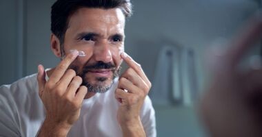 mężczyzna nakłada krem na twarz, męska pielęgnacja, kosmetyki dla mężczyzn, jakie męskie kosmetyki wybrać