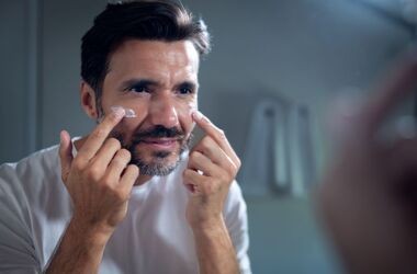 mężczyzna nakłada krem na twarz, męska pielęgnacja, kosmetyki dla mężczyzn, jakie męskie kosmetyki wybrać