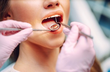 Kobieta z próchnicą na badaniu u dentysty