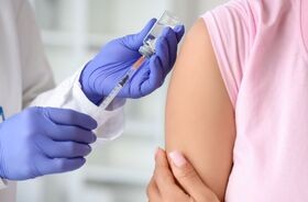 pacjentka przyjmuje szczepionkę na dur brzuszny, dur brzuszny szczepionka, szczepienie na dur brzuszny, szczepienie na tyfus