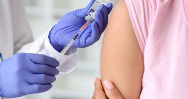 pacjentka przyjmuje szczepionkę na dur brzuszny, dur brzuszny szczepionka, szczepienie na dur brzuszny, szczepienie na tyfus