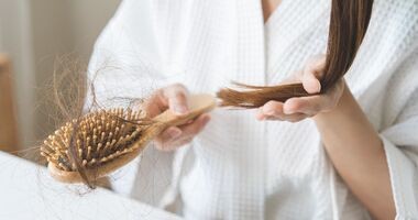 Kobieta z problemem wypadania włosów. Wypadające włosy, dlaczego włosy wypadaja, co na wypadające włosy.