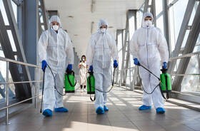 Słuzby sanitarne odkażają lotinsko w dobie pandemii