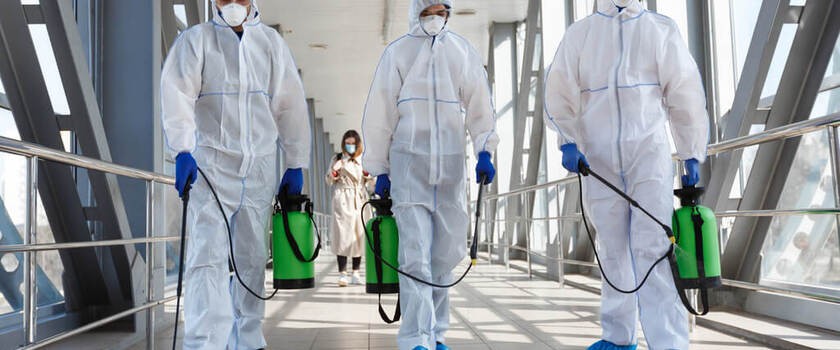 Słuzby sanitarne odkażają lotinsko w dobie pandemii
