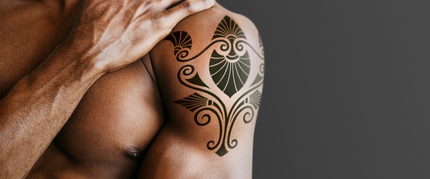 Tatuaż na bicepsie mężczyzny