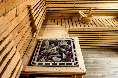 Sauna – właściwości i przeciwwskazania. Jak korzystać z sauny fińskiej, parowej, mokrej oraz z sauny infrared?