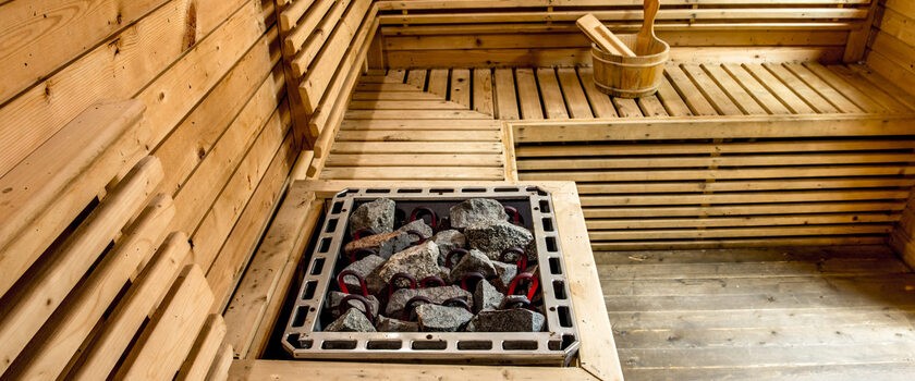 Sauna – właściwości i przeciwwskazania. Jak korzystać z sauny fińskiej, parowej, mokrej oraz z sauny infrared?