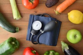 warzywa, owoce i ciśnieniomierz, zamienniki potraw szkodzących przy nadciśnieniu, co jeść przy nadciśnieniu