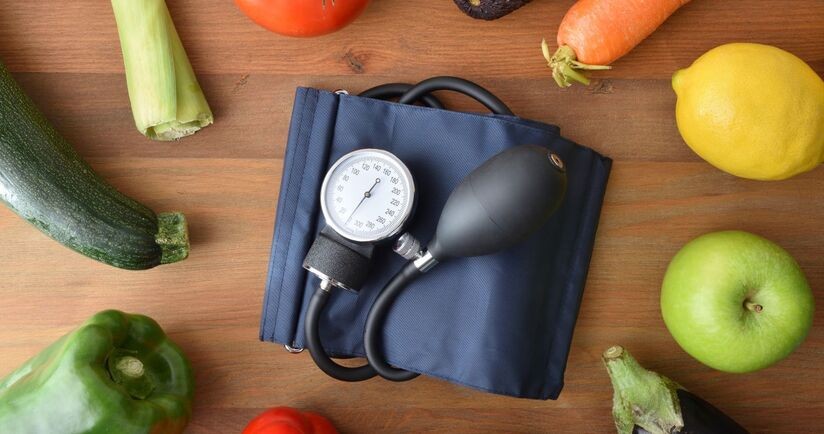 warzywa, owoce i ciśnieniomierz, zamienniki potraw szkodzących przy nadciśnieniu, co jeść przy nadciśnieniu