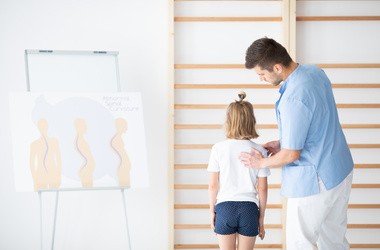 Plecy okrągłe – leczenie i rehabilitacja przy hiperkifozie piersiowej