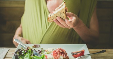Co jeść po porodzie? Zdrowa dieta dla mam