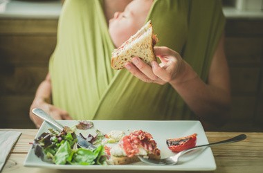Co jeść po porodzie? Zdrowa dieta dla mam