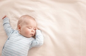 Asymetria ułożeniowa – na czym polega asymetria u niemowlaka? Jak wygląda rehabilitacja i jak długo trwa?