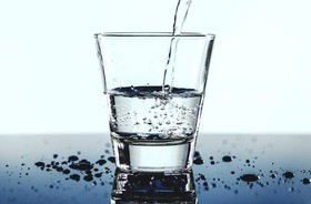 szklanka z wodą alkaliczną