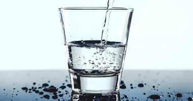 szklanka z wodą alkaliczną