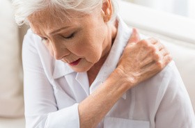 Ból ramienia – co oznacza ból prawego lub lewego ramienia? Przyczyny, leczenie i ćwiczenia na ból ramion