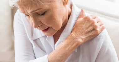 Ból ramienia – co oznacza ból prawego lub lewego ramienia? Przyczyny, leczenie i ćwiczenia na ból ramion