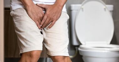 Mężczyzna z problemem z układem moczowym w toalecie. Uroflowmetria, badanie uroflowmetryczne.