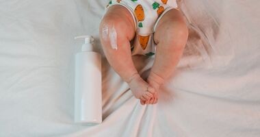 Atopowe zapalenie skóry - niemowlę leżące na łóżku, azs u dzieci, azs u niemowląt, atopowe zapalenie skóry u dzieci, atopowe zapalenie skóry u niemowląt