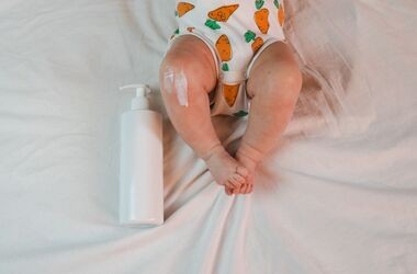 Atopowe zapalenie skóry - niemowlę leżące na łóżku, azs u dzieci, azs u niemowląt, atopowe zapalenie skóry u dzieci, atopowe zapalenie skóry u niemowląt