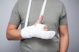 Wybity palec – objawy, leczenie, rehabilitacja wybitego palca u stopy i wybitego palca u ręki
