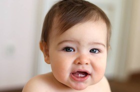 Ząbkowanie u dzieci – jaka jest kolejność wyrzynania zębów? Jak pomóc maluchowi przy ząbkowaniu?